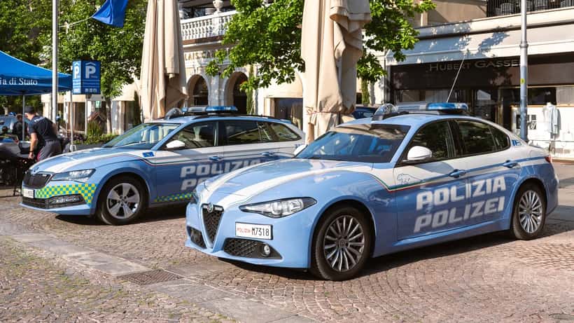 Auto della Polizia di Stato italiana in servizio, Alfa Romeo Giulia in livrea bianco-azzurra