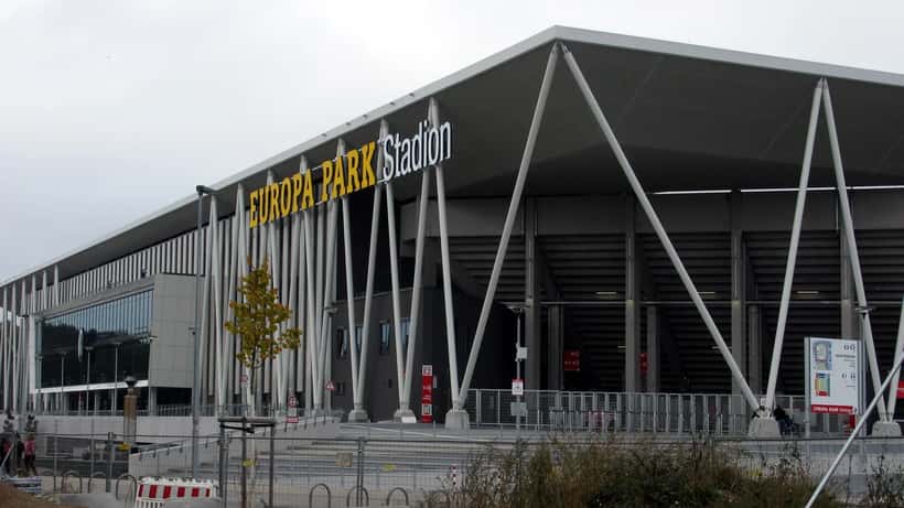 Europa-Park Stadion in Freiburg Außenansicht mit SC-Freiburg Schriftzug