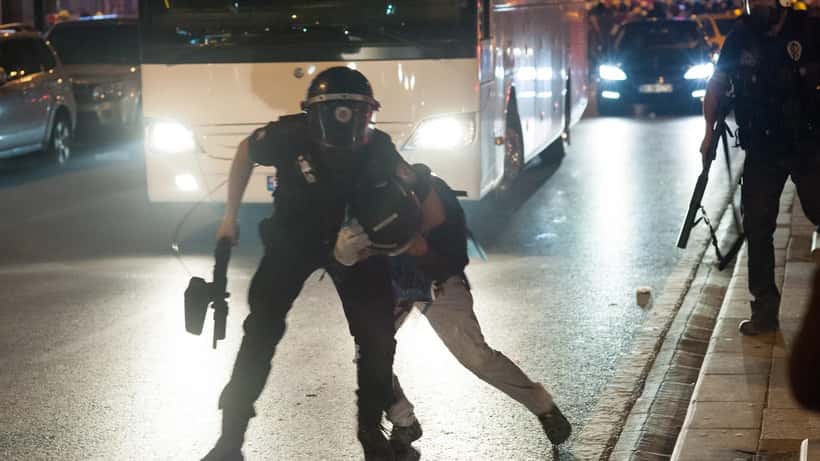 Turkisk polis vid protest i Istanbul — konsulärrätt och turister