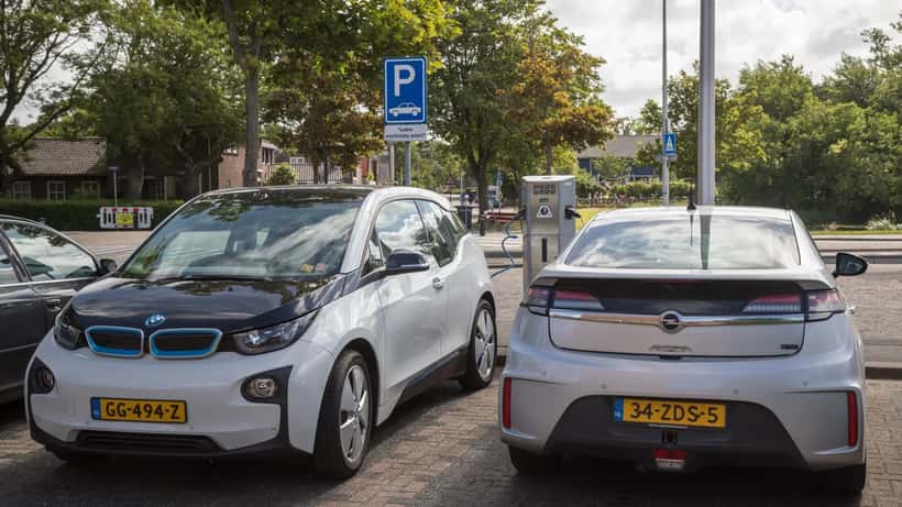 BMW i3 en Opel Ampera laden bij een laadstation in Den Burg, Nederland