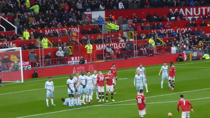 Bruno Fernandes em jogo do Manchester United contra West Ham em 2022 ilustrando carreira e gestão financeira de futebolistas