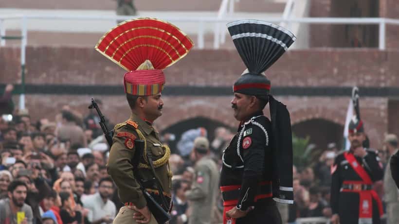 Soldati al confine India-Pakistan durante la cerimonia di Wagah