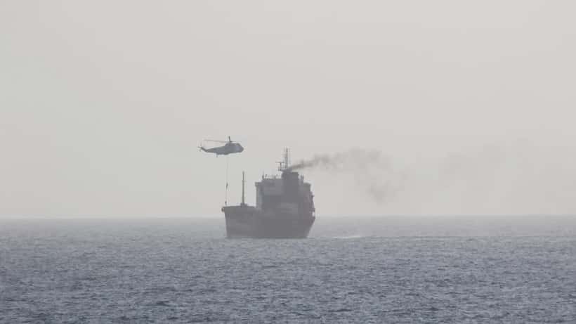 Forças navais iranianas a bordo de um navio mercante no Golfo Pérsico em 2020