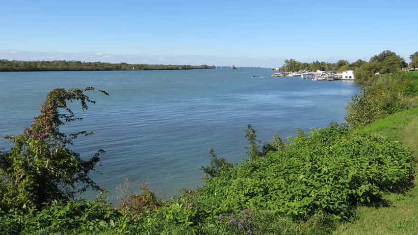 Vue sur la rivière Détroit depuis Amherstburg en Ontario, frontière Canada-États-Unis