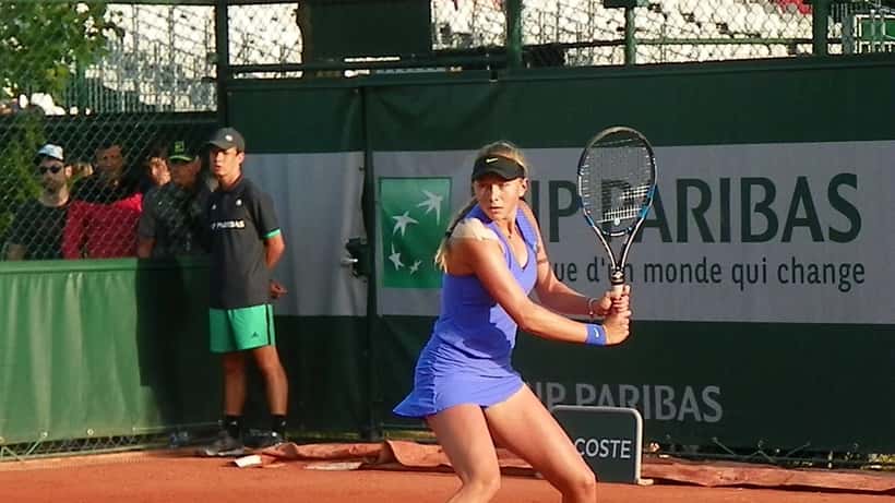 Amanda Anisimova concentrada en la cancha durante Wimbledon 2026