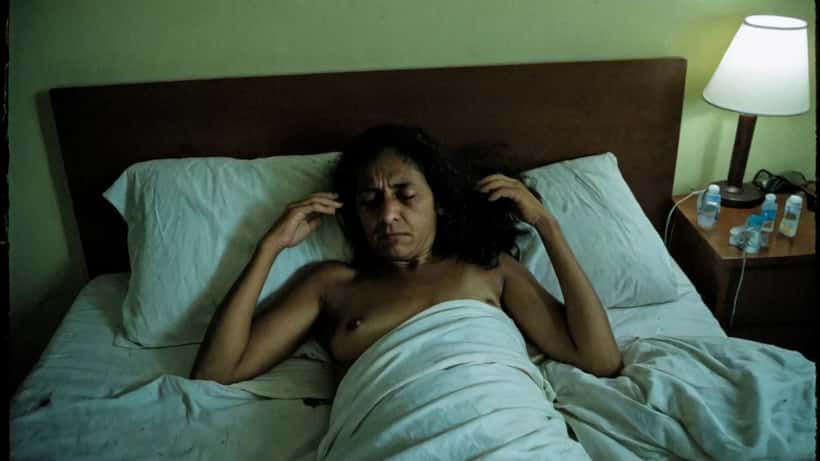Mulher brasileira madura acordada à noite com sintomas de crise de pânico durante a gravidez