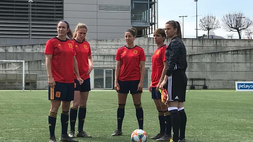 Joueurs de la sélection espagnole de football en maillot rouge au Mondial 2026