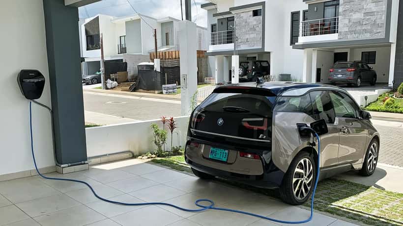 Elektrische BMW i3 die thuis oplaadt via een L2 laadpaal