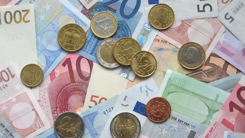 Pièces et billets en euros, symboles de la politique monétaire européenne
