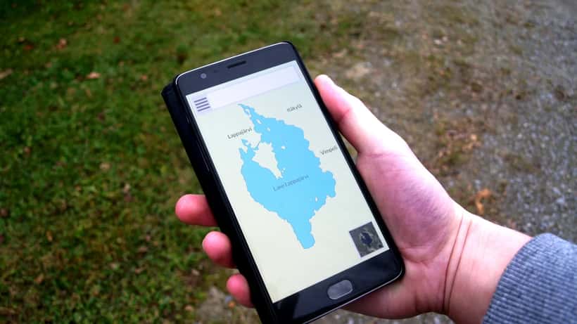 Smartphone met Google Maps navigatieapp open op het scherm