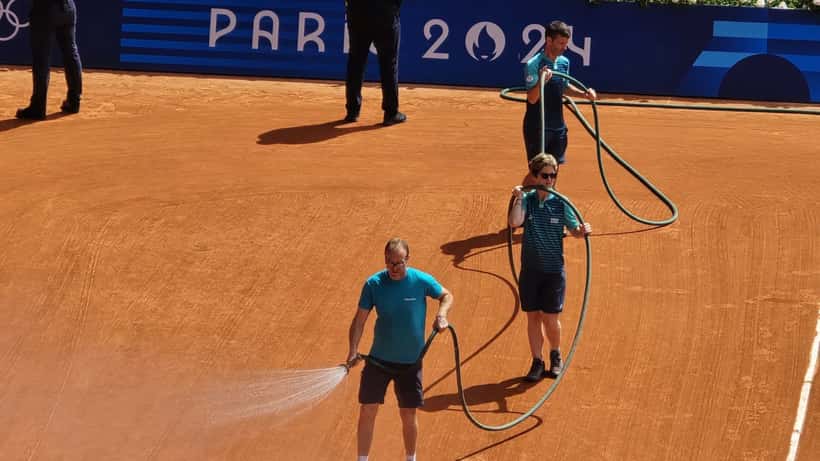 Linda Nosková en action au tournoi de double des Jeux olympiques de Paris 2024