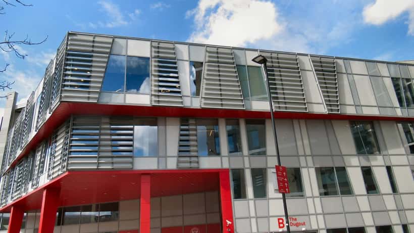 Biljettkontoret vid ingången på Brentfords Gtech Community Stadium i London
