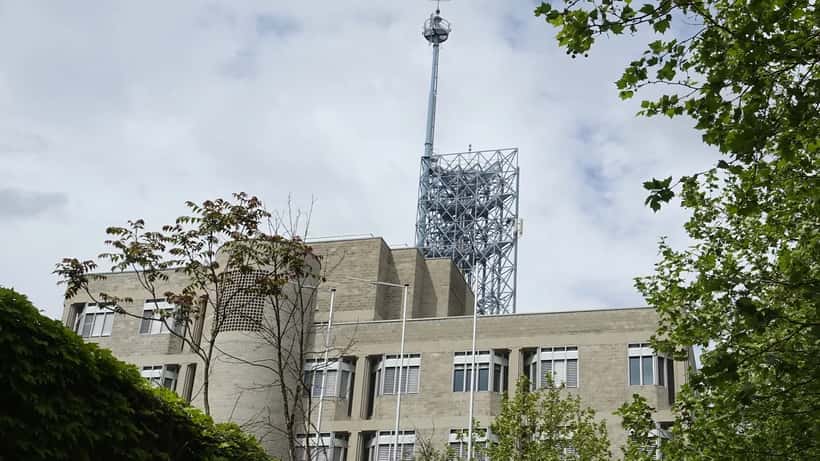 Antennes télécom Swisscom sur un bâtiment en Suisse