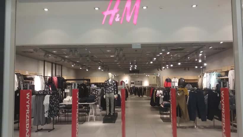 Butik tillhörande det svenska klädmärket H&M med skylt och skyltfönster