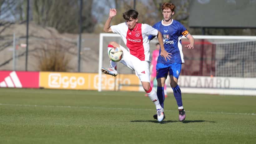 Damián van der Vaart in actie als middenvelder van Jong Ajax