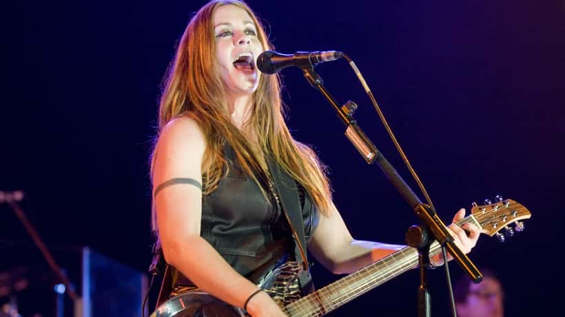 Alanis Morissette esiintyy lavalla konsertissa 2026 Euroopan-kiertueen aikana
