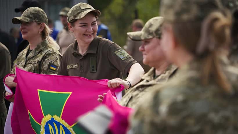 Ukrainske soldater og sivilister gjenforenes etter fangeveksling i mai 2025, symboliserer håp om fred