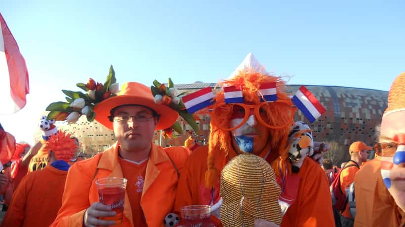 Aficionados holandeses con naranja celebrando en el Mundial de fútbol 2026