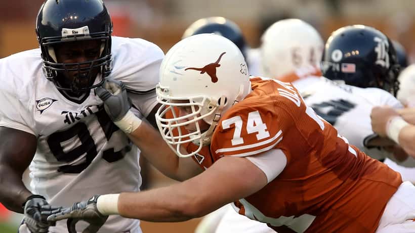 Jugador de fútbol americano universitario de los Texas Longhorns en acción