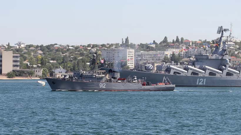 Dragamine militare in navigazione in mare aperto, nave della marina militare per bonifica mine navali