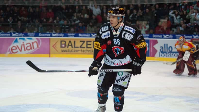 Julien Sprunger en action sur la glace avec le maillot de Fribourg-Gottéron