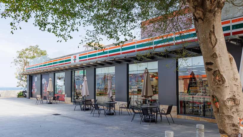 Devanture d'un magasin 7-Eleven avec logo et vitrine éclairée