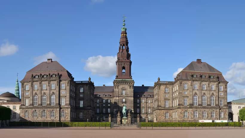 Christiansborg Slot i København, sædet for det danske demokrati og grundlov