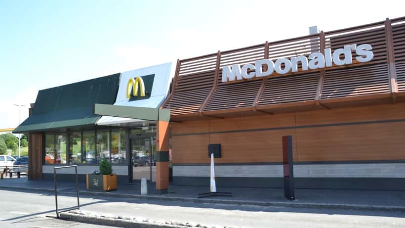 McDonald's restaurant i Fredrikstad, Norge — typisk norsk hurtigmatrestaurant med gule buer