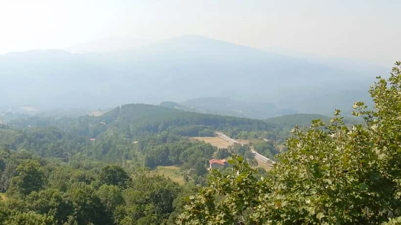 Fumo da incendio boschivo sulla costa del Gargano, luglio 2026