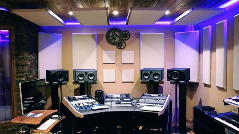 Studio di registrazione musicale con console di mixaggio e monitor da studio