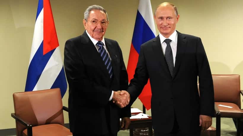 Raúl Castro meeting Vladimir Putin in 2015 at UN General Assembly