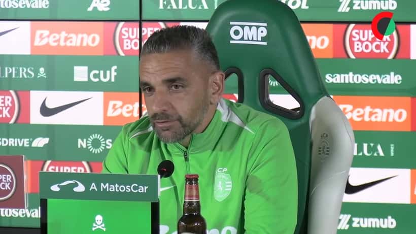 L'entraîneur du Sporting CP Rui Borges avec ses joueurs lors d'un match de Liga Portugal