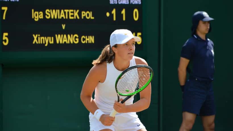 Iga Świątek in azione durante un match di tennis su terra rossa