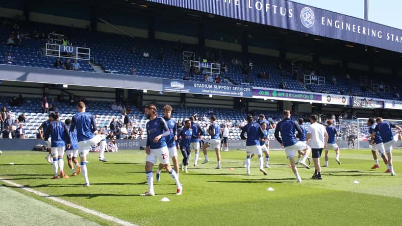 Profvoetballers trainen op een voetbalveld tijdens preseason voorbereiding, vergelijkbaar met de Barcelona-trainingsstage in Birmingham 2026
