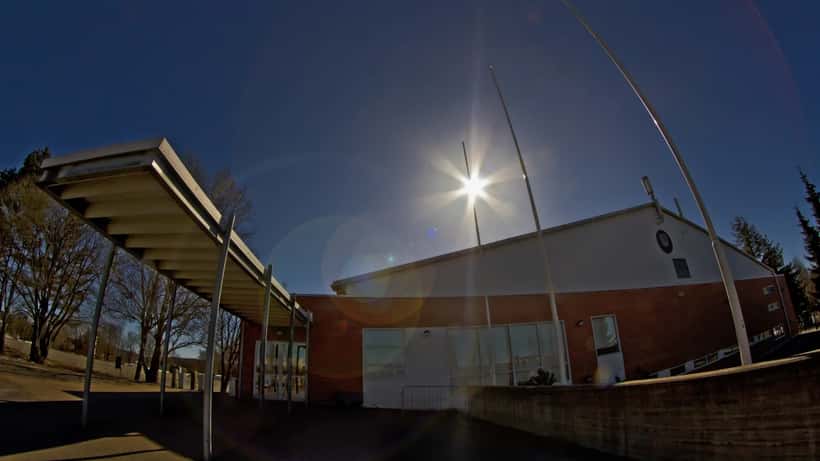 Jääkiekkohalli Suomessa talvi-illan tunnelmassa