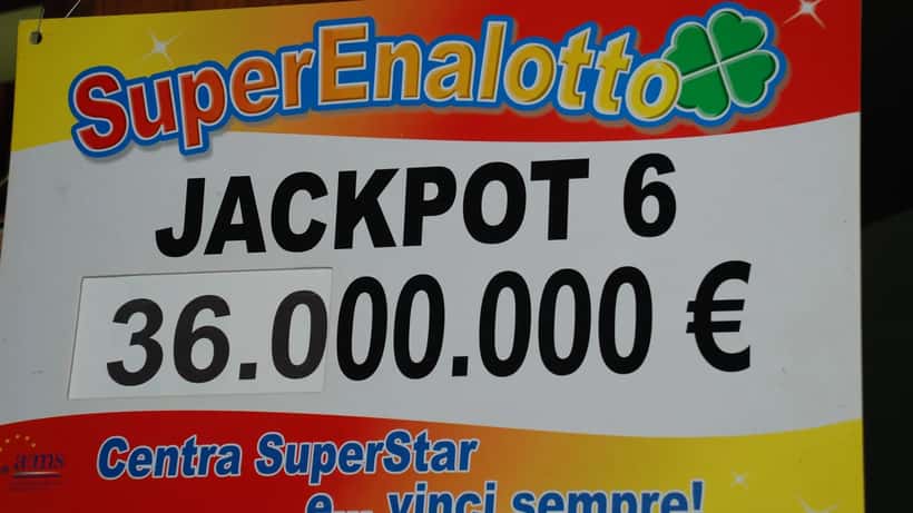 Tabellone delle estrazioni del SuperEnalotto con numeri e schede giocate