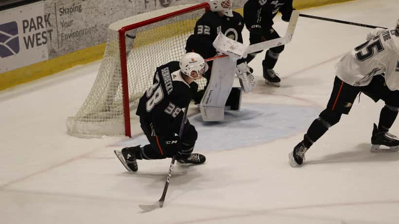 Beckett Sennecke, ailier droit des Ducks d'Anaheim, lors d'un entraînement en 2024