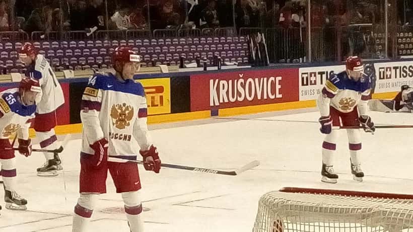 Match de hockey sur glace au Championnat du monde IIHF, joueurs en action sur la patinoire