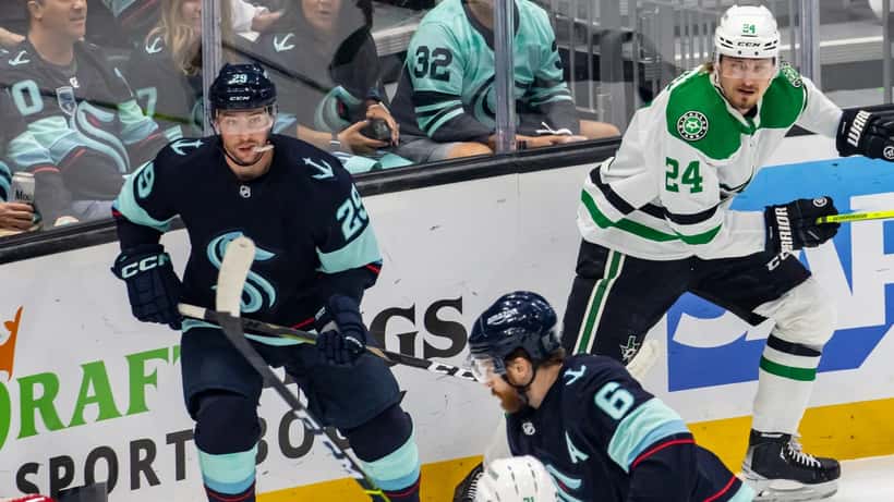 Dallas Stars -pelaajia jäällä Stanley Cup -pudotuspeleissä 2023, Roope Hintz mukana
