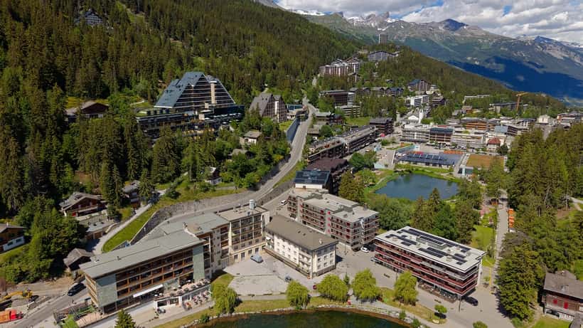Vue aérienne de Crans-Montana en hiver, station valaisanne où s'est produit l'incendie meurtrier du 1er janvier 2026