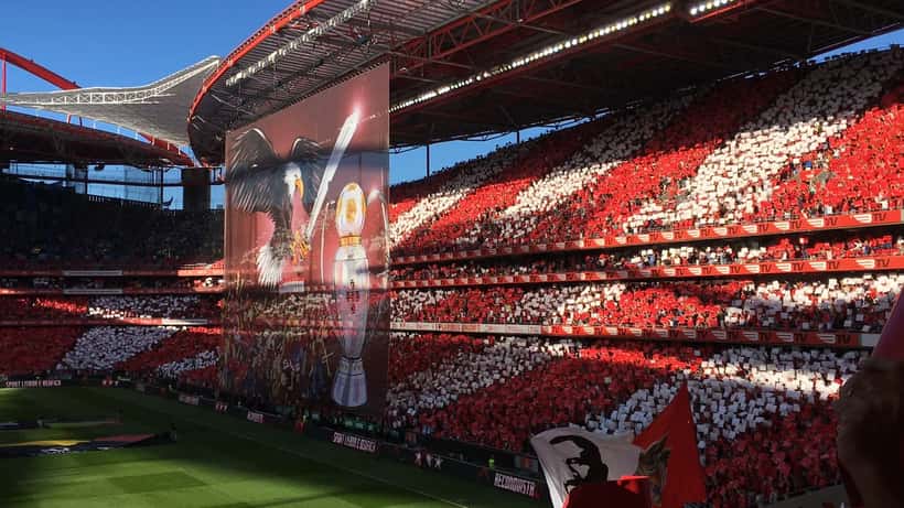 Stade Da Luz avant un match FC Porto en Portugal, tribune pleine de supporters