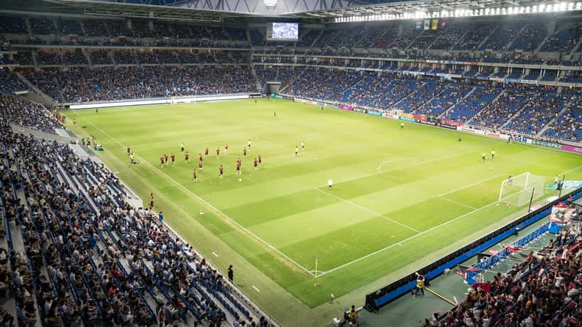 Partida da J1 League japonesa com Vissel Kobe no campo