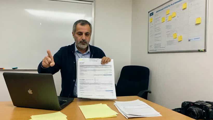 Consultor de informática português a analisar documentação do Regulamento Europeu de IA num escritório em Lisboa