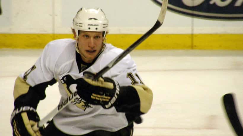 Jordan Staal, capitaine des Carolina Hurricanes, en action lors d un match NHL