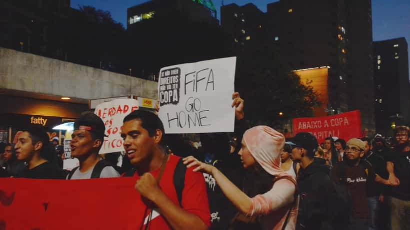 Manifestantes em protesto de trabalhadores nas ruas de São Paulo, com cartazes e bandeiras de sindicatos