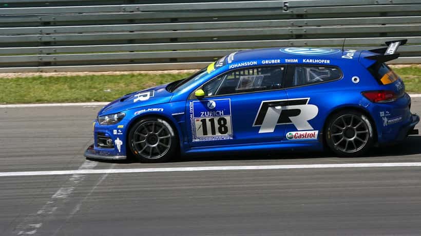 Carros competindo nas 24 Horas de Nürburgring no circuito do Nordschleife