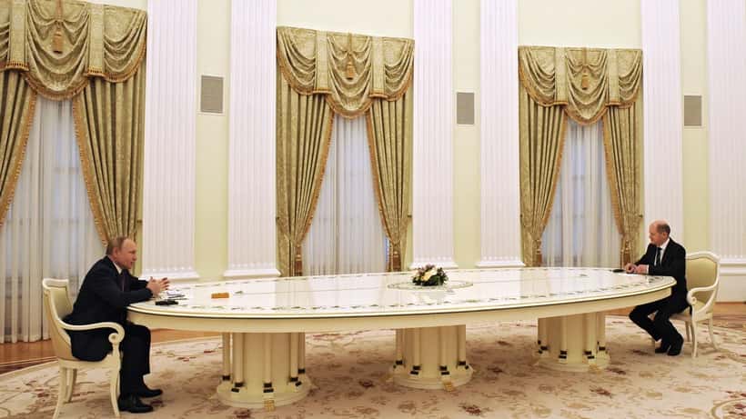 Wladimir Putin und Bundeskanzler Olaf Scholz beim diplomatischen Gespräch — IStGH-Haftbefehl und Sanktionen im Fokus