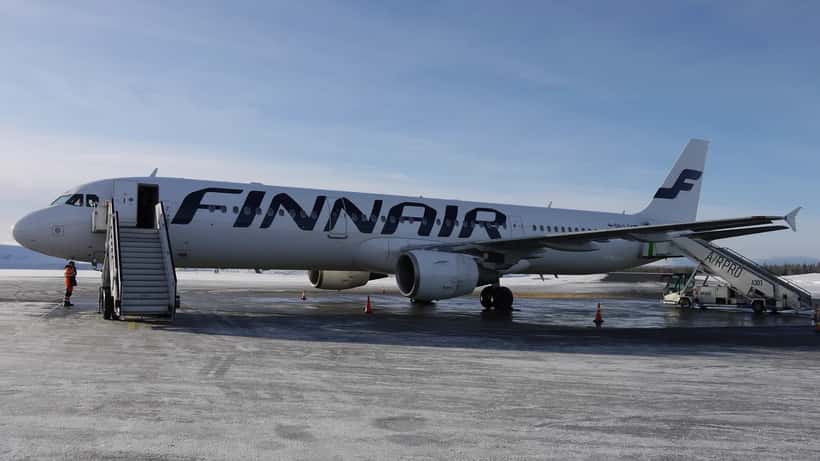 Finnair Airbus A321 -kone Kittilän lentokentällä talvella