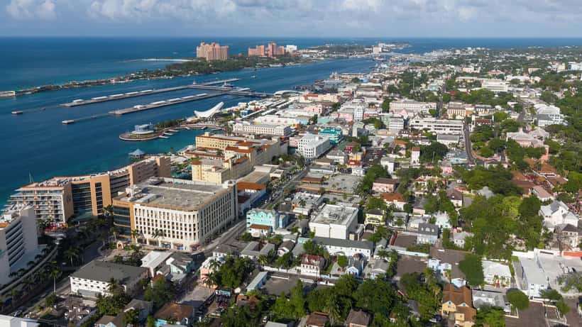 Vista aerea di Nassau, Bahamas — destinazione estiva 2026 per i turisti italiani