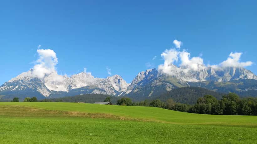 Wanderer im Kaisergebirge mit Blick auf den Wilden Kaiser in Tirol